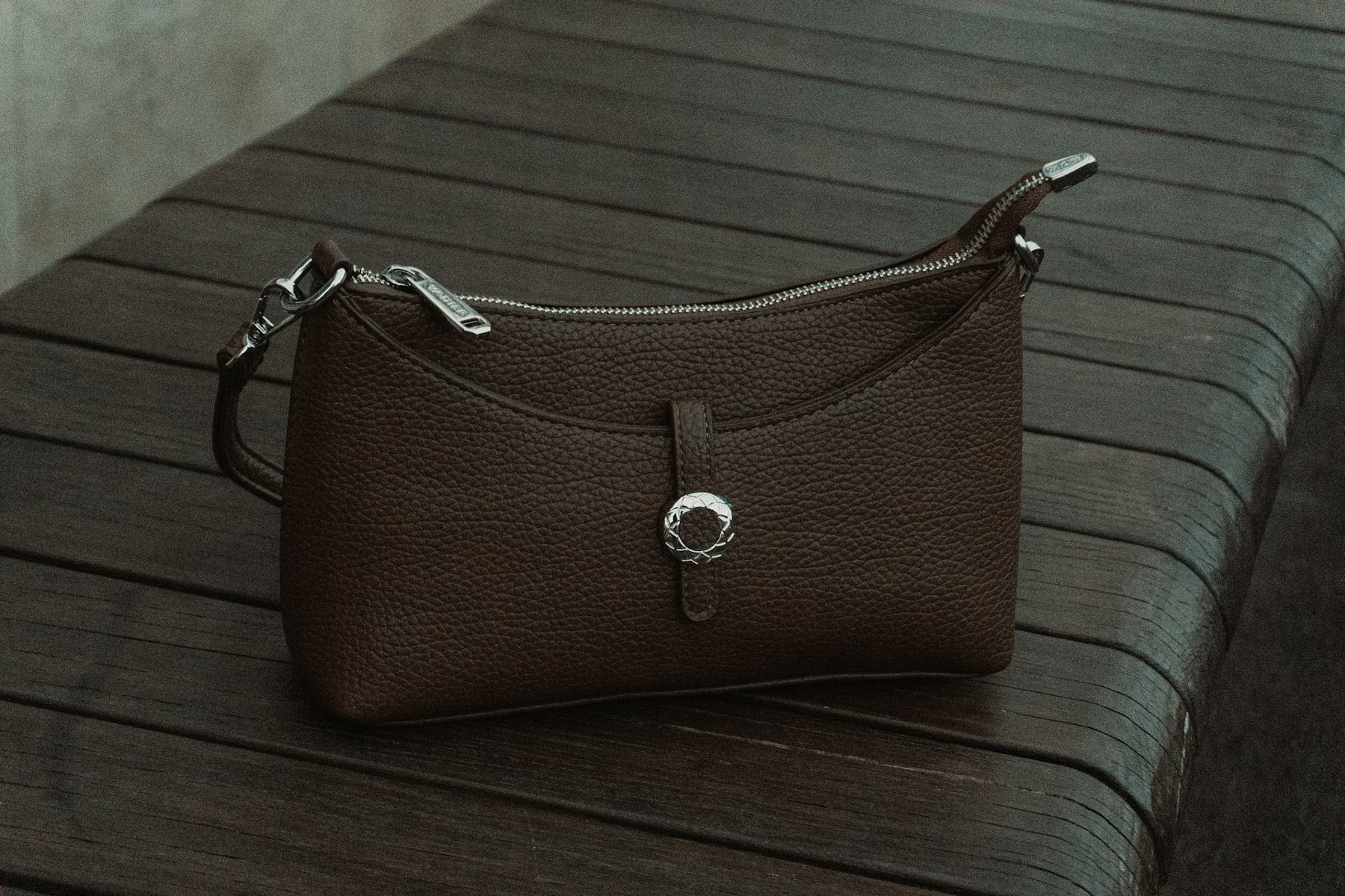Leather handbag and hardware details